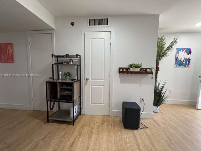 Building Photo - 1480 NE 151st St