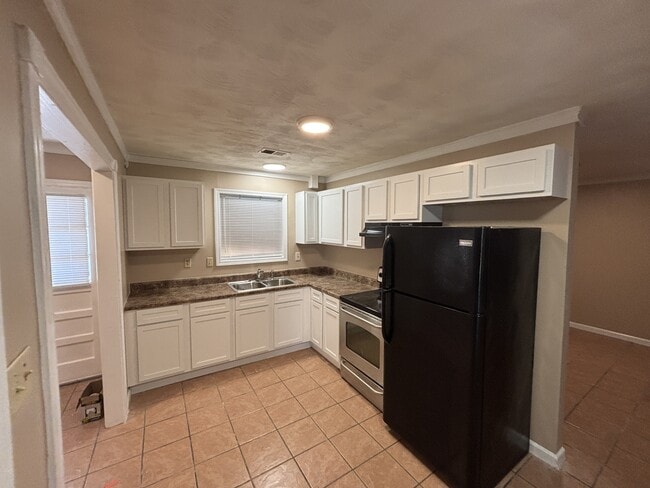 Building Photo - 3895 St Elmo Ave