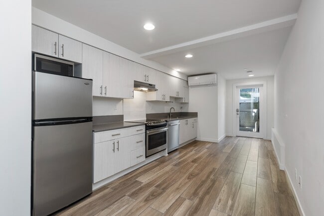 Building Photo - Newly Renovated 1 Bedroom Apartment in Hea...