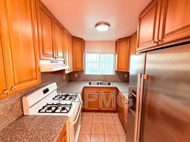 Building Photo - 1059 Western Ave