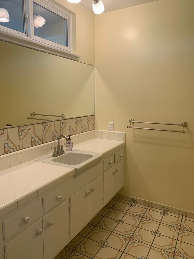 Building Photo - Gorgeous Two Story /Five Bedrooms in Burbank With Fantastic Views!!!