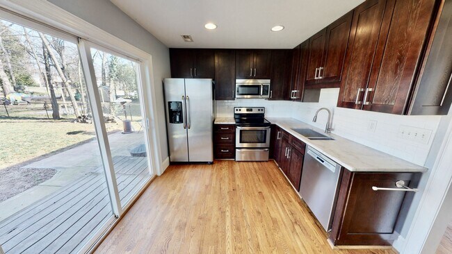 Building Photo - 2014 Roslyn Ave