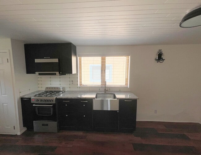 Building Photo - Unbelievable Old Town 1bd! Private compound casita!