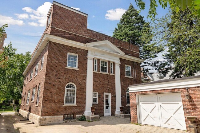 Building Photo - 1785 Dupont Ave S
