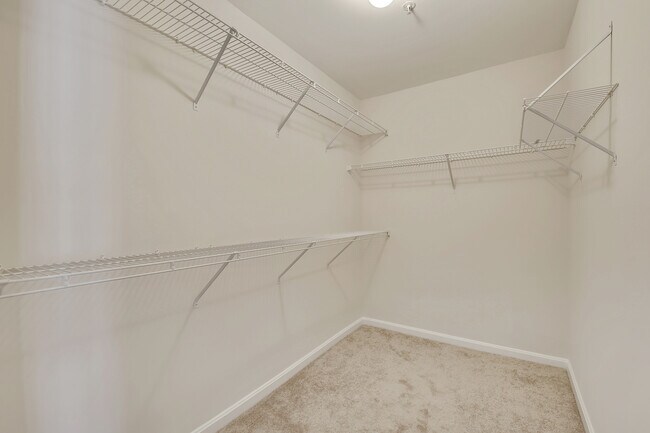 Building Photo - Top-Floor 3BD/3BA seconds to Downtown Crown!