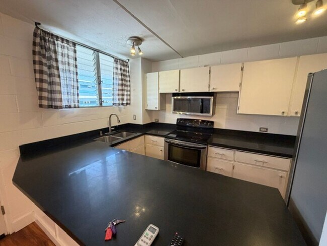 Building Photo - 1401 Lusitana St