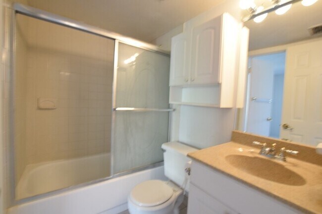 Building Photo - 576 Orange Dr