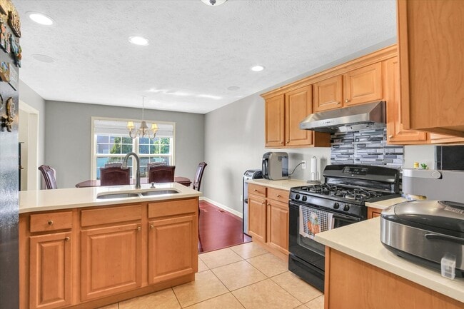 Building Photo - Updated 3 Bedroom Townhome in SW Champaign - Available 06/01/2026