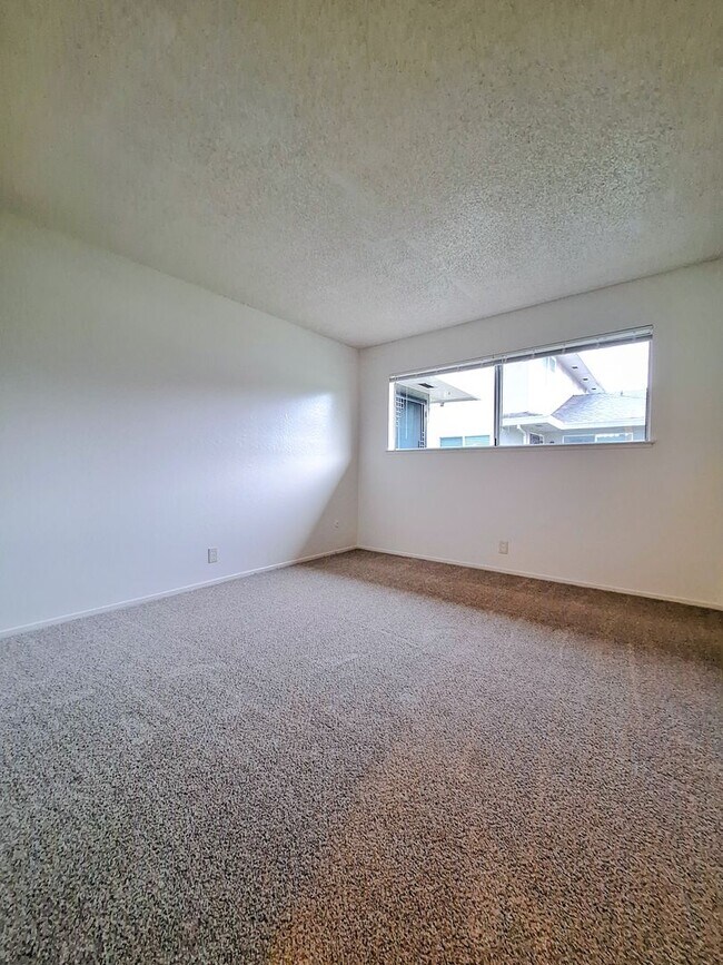 Building Photo - Ground Floor 2bd Condo With On-site Laundry, Carport, & Pool!