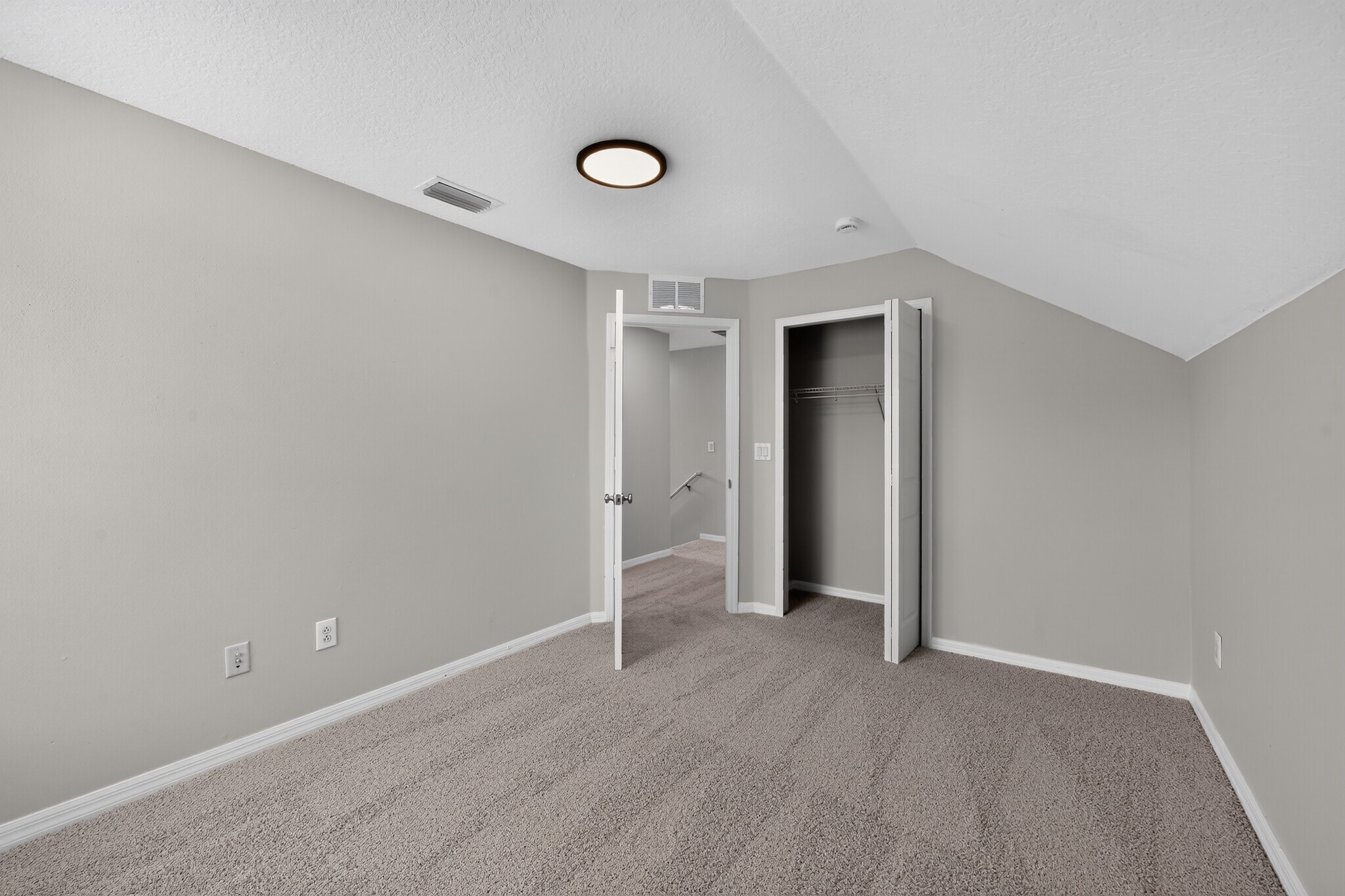Building Photo - 6641 Cambridge Park Dr