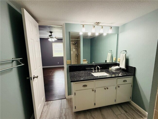 Building Photo - 2714 W Fir St