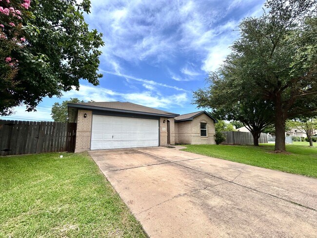 Building Photo - Spacious 4/BR 3/BA One-Level Home with Lar...
