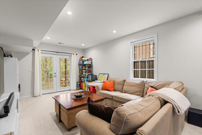 Building Photo - 4 Bed 4.5 Bath - Bethesda  Single Family Colonial - 2 Car Garage