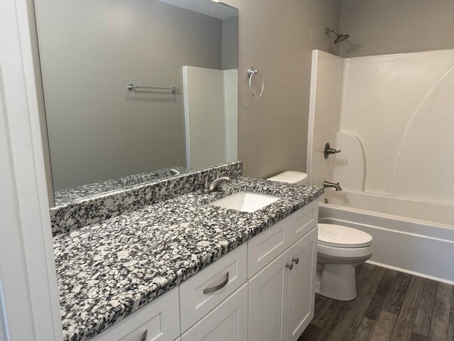 Building Photo - Beautiful 2 bed 1 bath Duplex