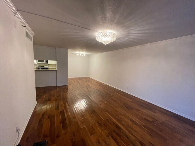 Building Photo - 600 W 9th St