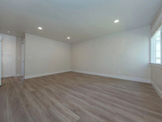 Building Photo - Updated Two bedroom with Large Fenced Yard