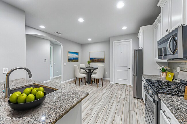 Building Photo - 7544 Loren Cove Dr
