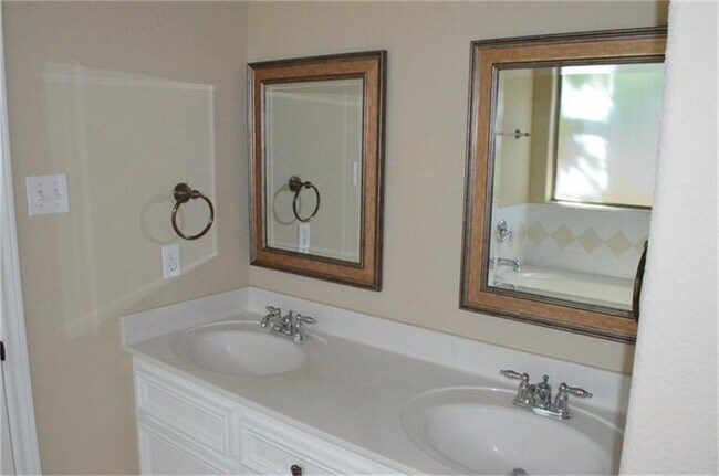 Building Photo - 12929 Corona Ct