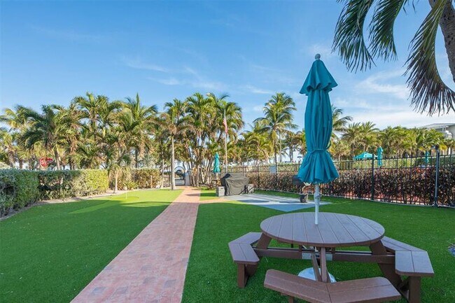 Building Photo - 305 N Pompano Beach Blvd