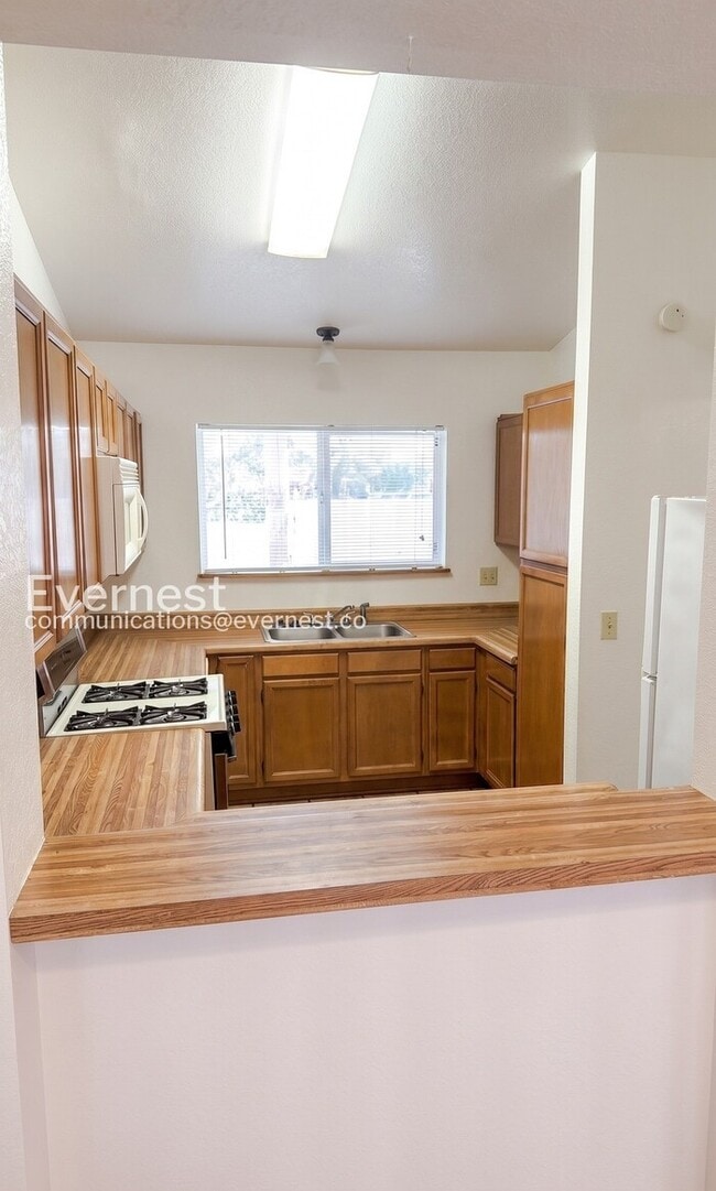 Building Photo - 2 Bed/2 Bath Home with Fenced Yard & Garage / Pet-Friendly / Vouchers Accepted / Available Soon!
