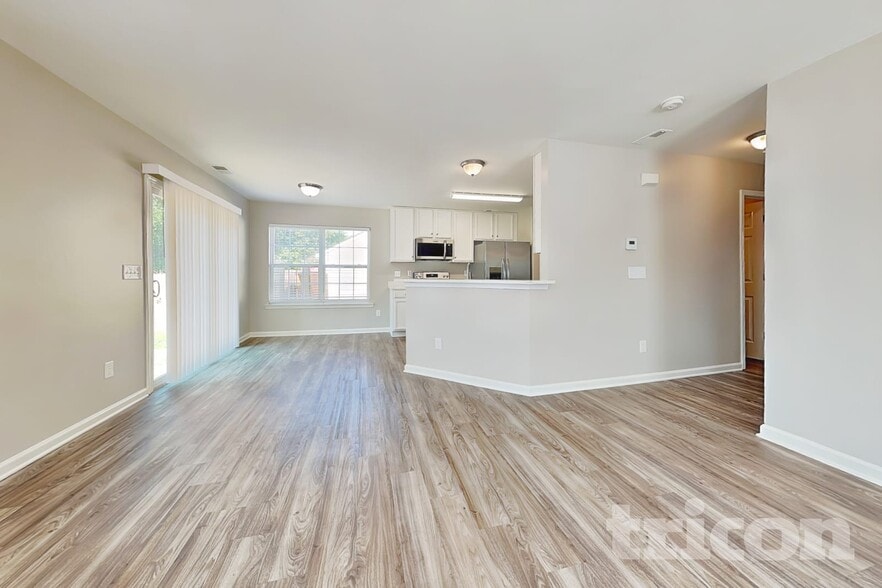 Building Photo - 2120 Clear Brook Dr