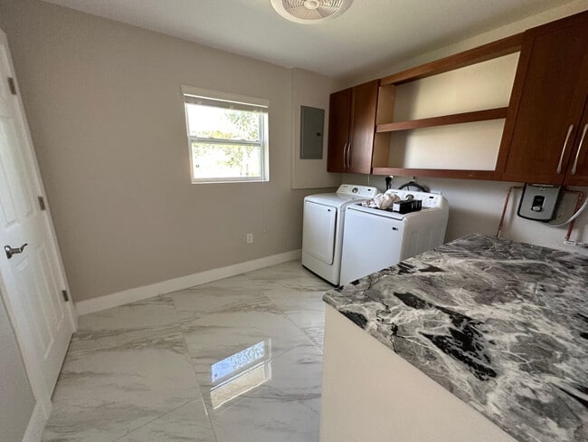 Building Photo - 765 E Dayton Cir