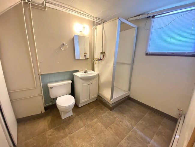 Building Photo - 4 Bed 2 Bath Home!