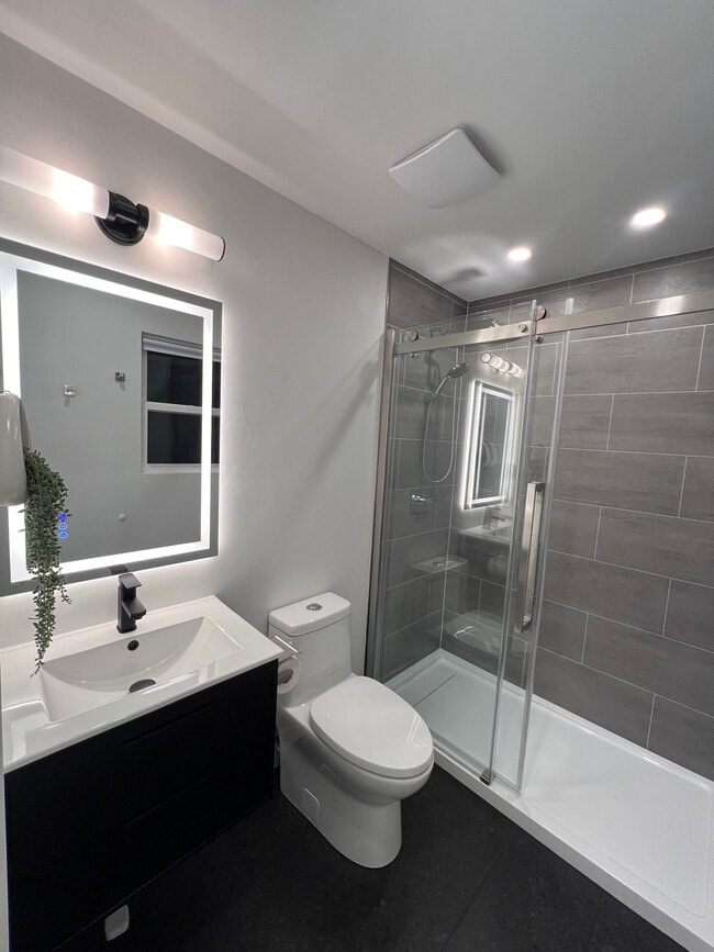 Building Photo - 214 W 7th St