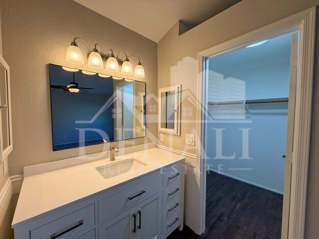 Building Photo - 1114 S Surfside Dr
