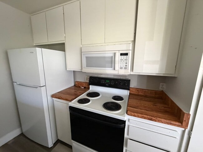 Building Photo - 641 Oakwood Dr