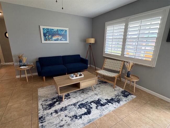 Building Photo - 333 Palm Cir