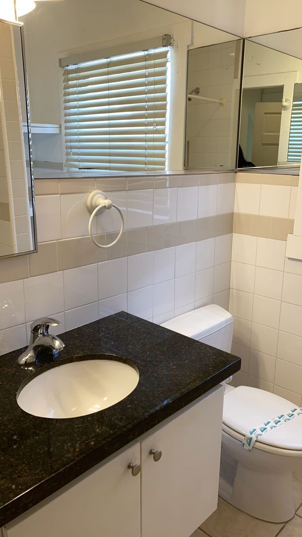 Building Photo - 820