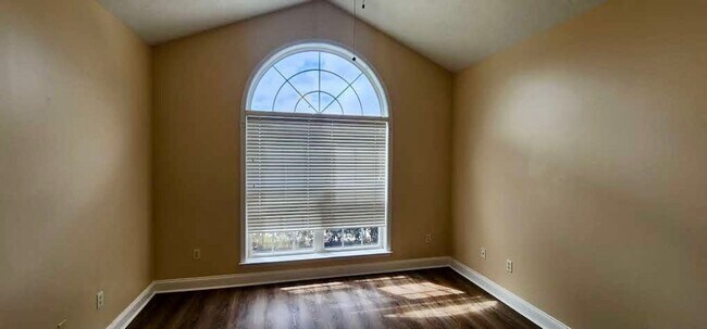 Building Photo - Great Home and Location-Available Now!