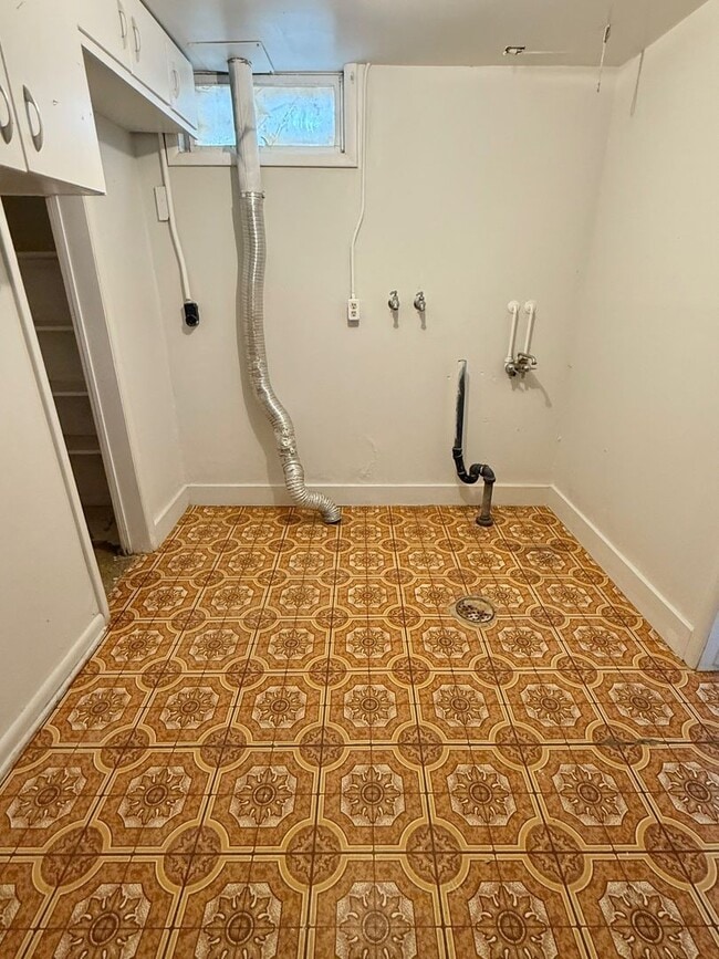 Building Photo - Roomy 3 bedroom, 2 bath with double garage