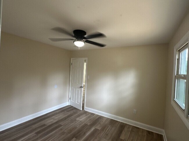 Building Photo - 408 Apple Dr