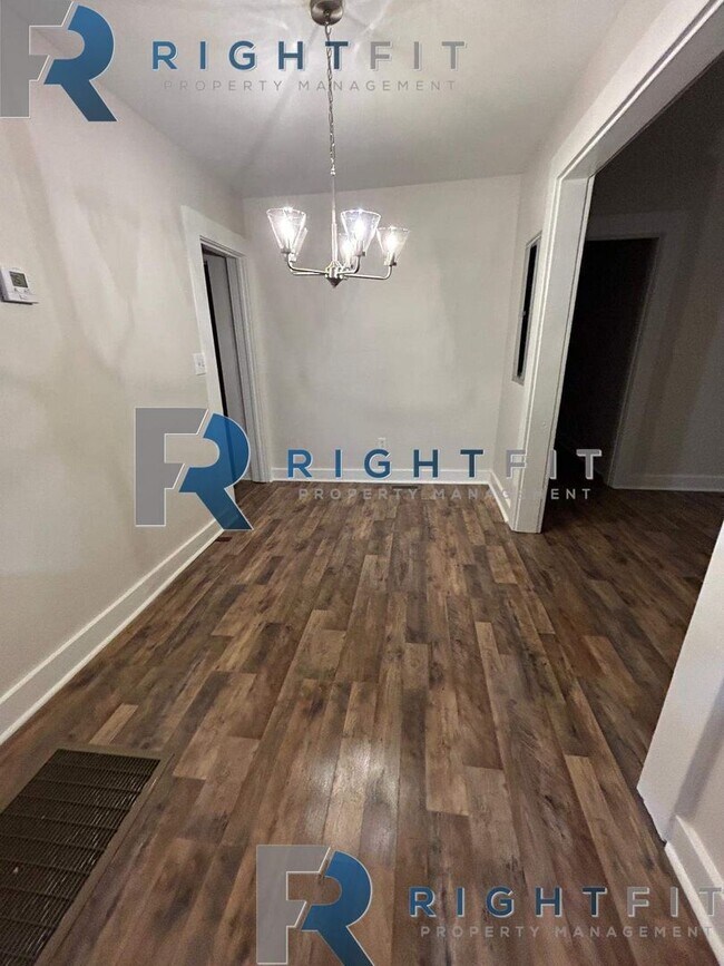 Building Photo - Newly Renovated House in Columbus