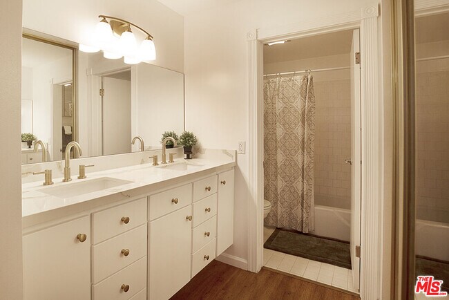 Building Photo - 6708 Hillpark Dr