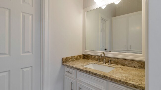 Building Photo - 14918 Plantation Oak Dr