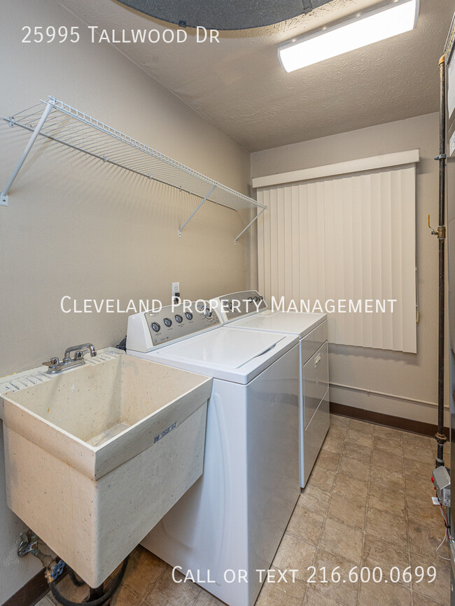 Building Photo - 25995 Tallwood Dr