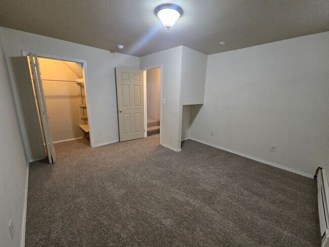 Building Photo - Large Beautiful South Hill Home! Available Now!