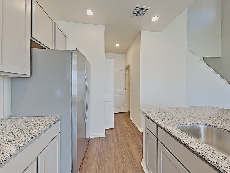 Building Photo - 2734 Lillybrook Ln