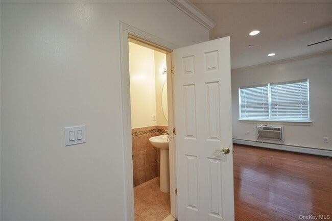 Building Photo - 102 Cove Ct