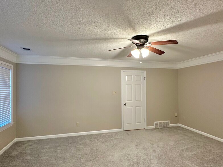 Building Photo - 7475 Kingsland Dr