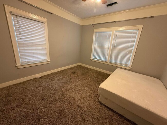 Building Photo - 108 N McLemore Ave