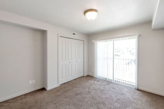 Building Photo - Beautiful Modern Orem Condo w free interne...
