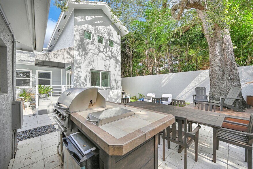 Building Photo - 150 NE 50th Ter