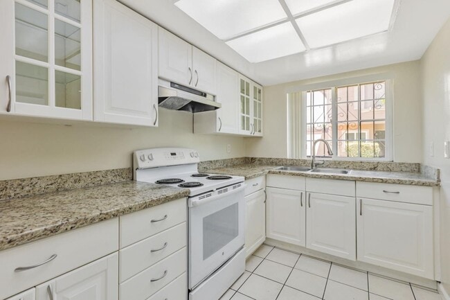 Building Photo - 985 Bellhurst Ave