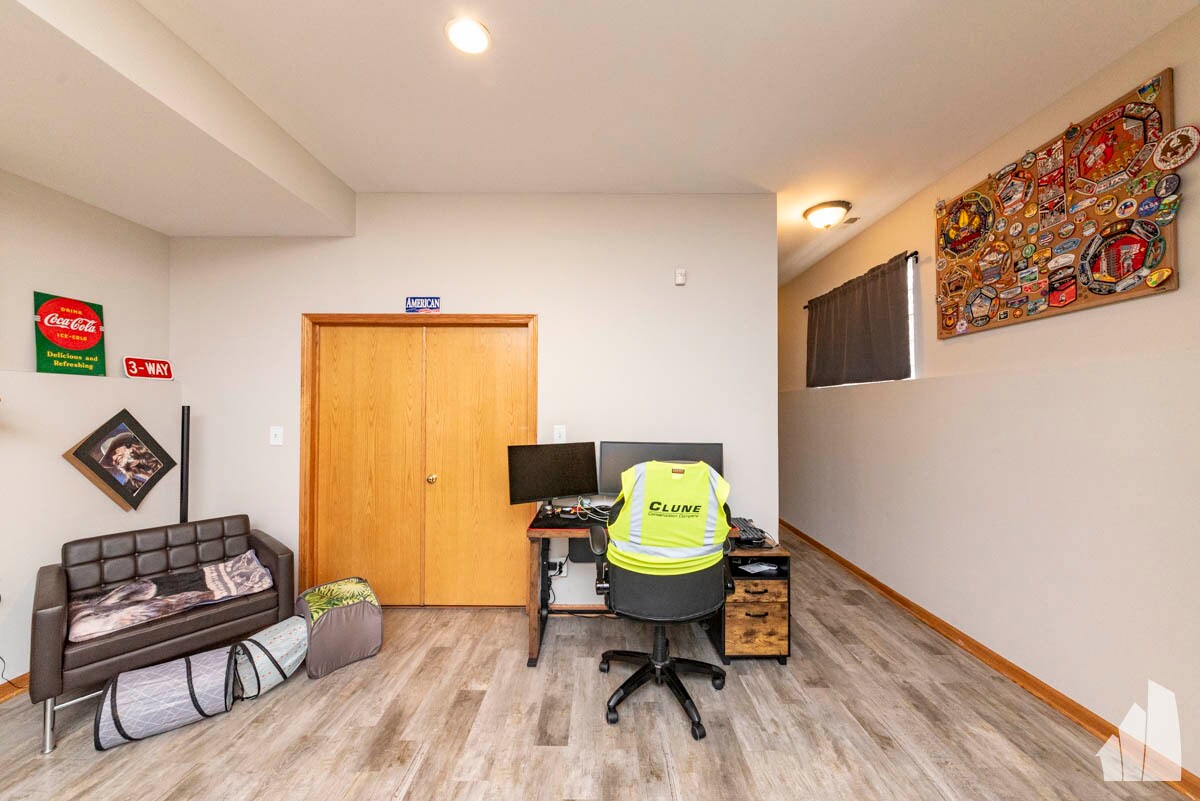 Building Photo - 1403 N Artesian Ave