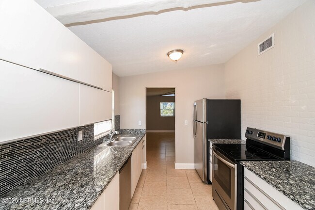 Building Photo - 7613 Crest Dr N