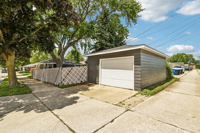 Building Photo - 2223 Grove Ave